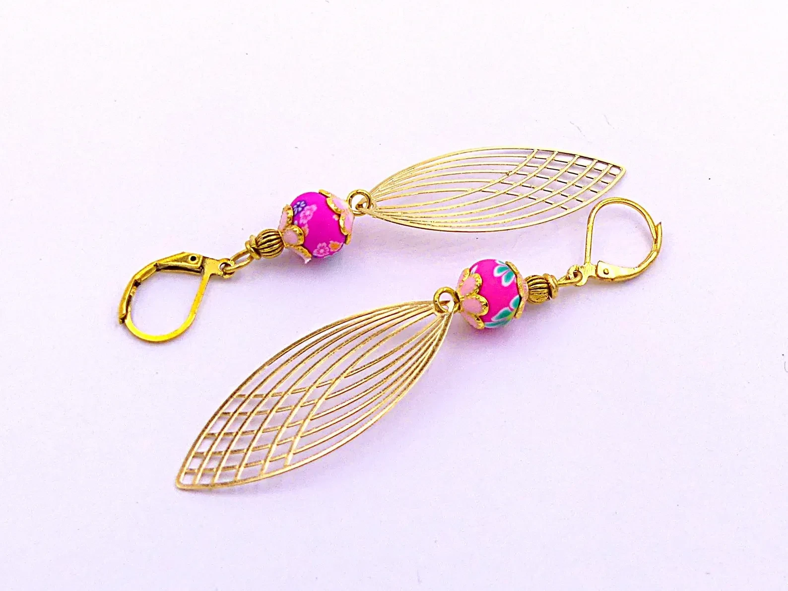 Pendientes minimalistas, metal dorado de filigrana, cuentas de arcilla polimérica – photo 3